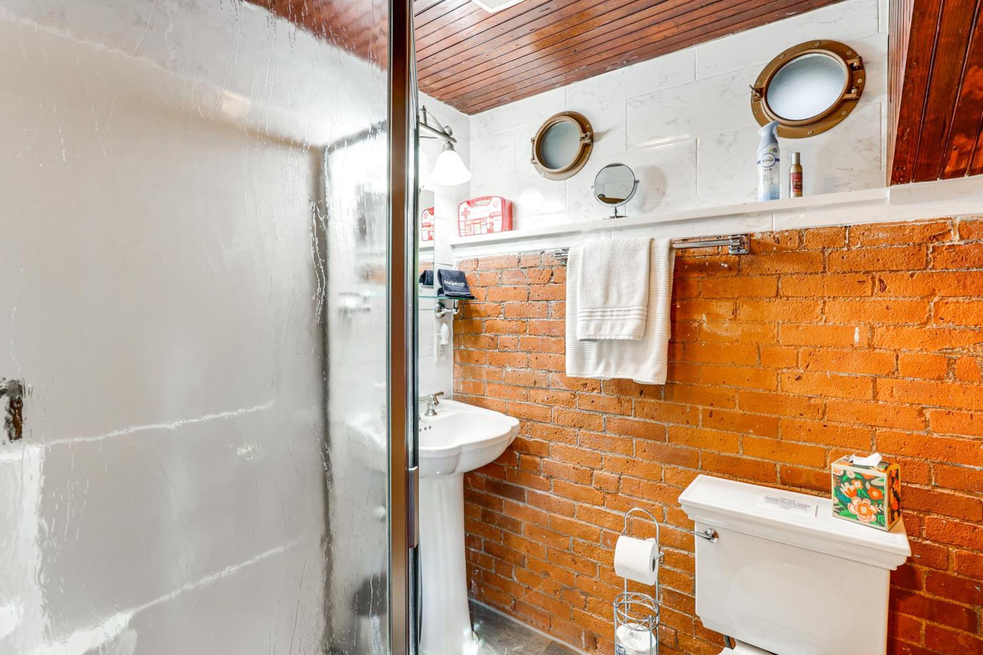 Downtown Essex Apartment - Steps To River! 외부 사진