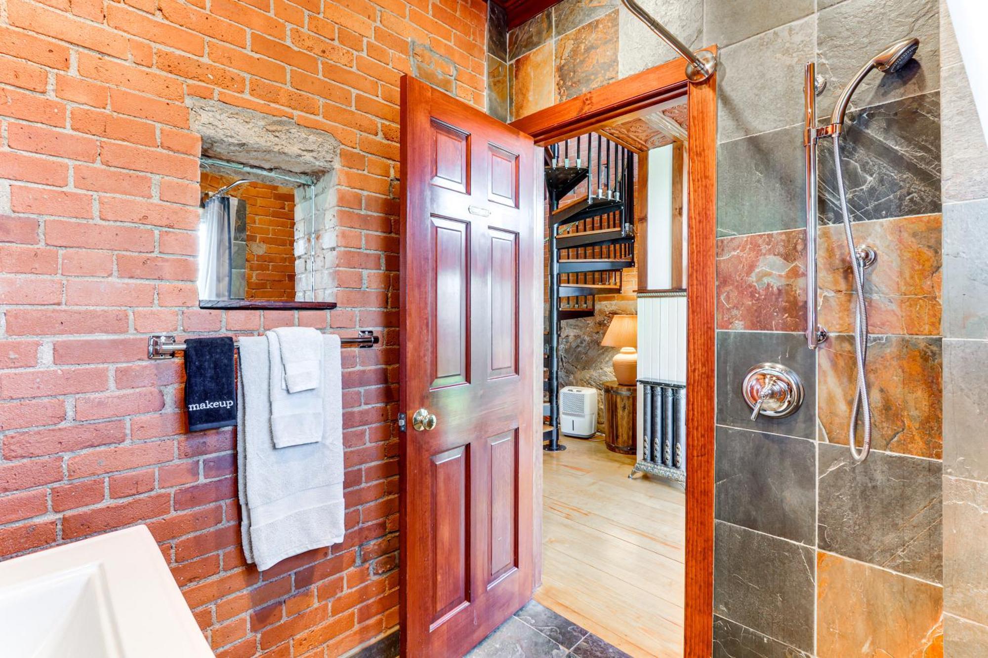Downtown Essex Apartment - Steps To River! 외부 사진
